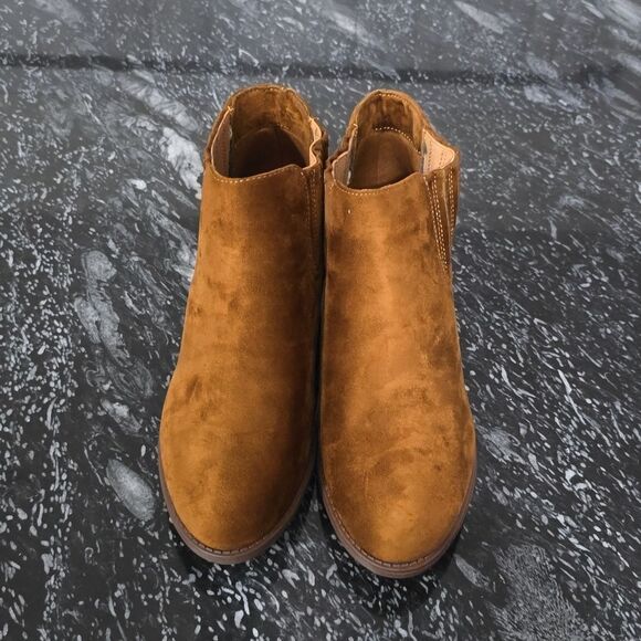 BRAND NEW SHOELAND ARLO- LOW STACKED HEEL ALMOND TOE CASUAL ANKLE BOOTIES - Picture 2 of 15